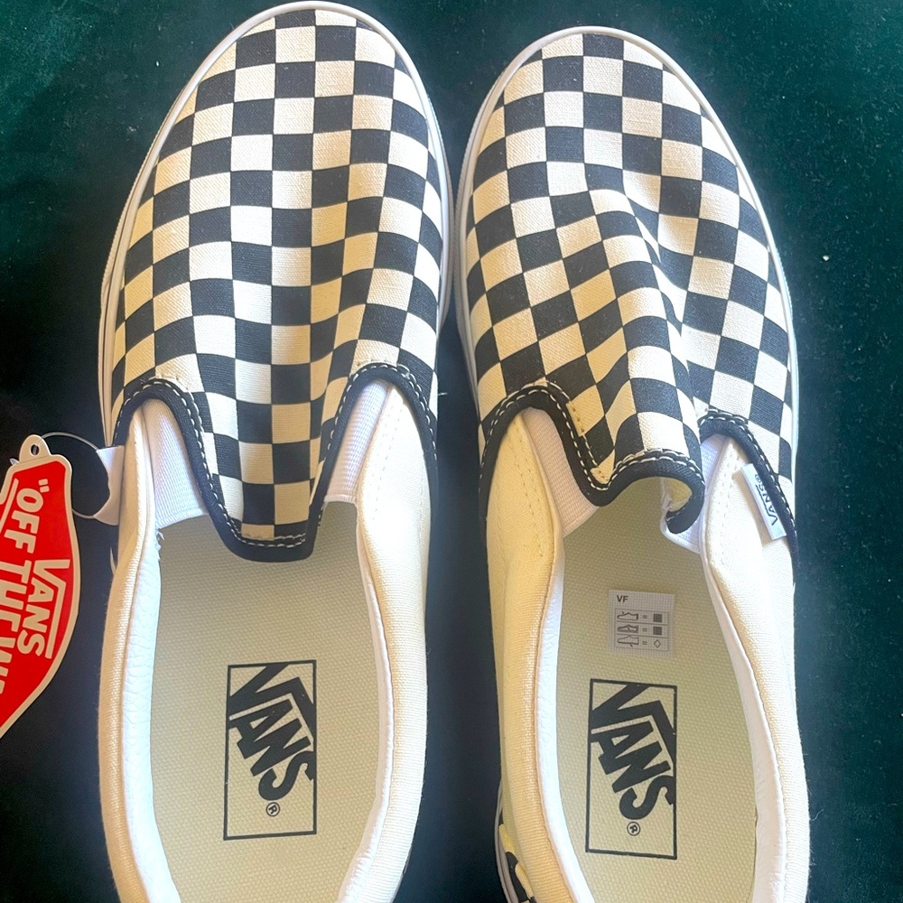 NWT Black and White Vans men’s 9.5 and women’s 11